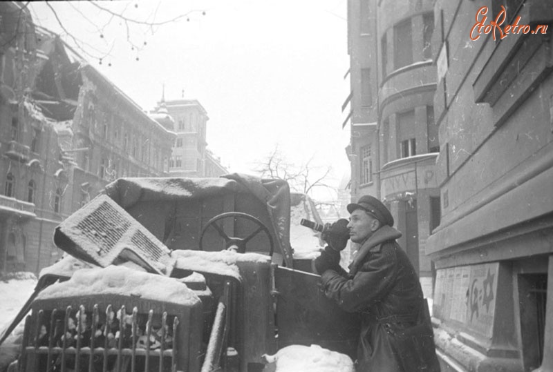 Будапешт - Лауреат Сталинской премии кинооператор А.А. Лебедев во время проведения съемки уличного боя в г. Будапеште