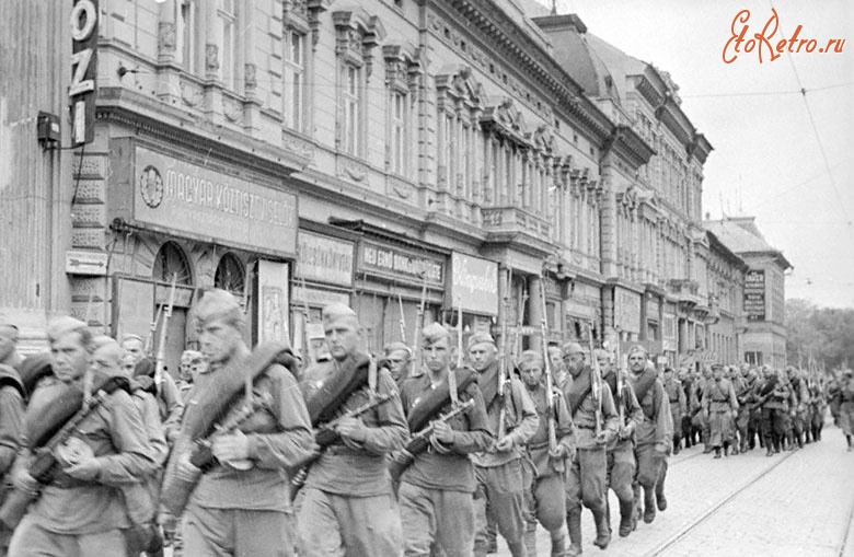Сегед - Советские войска проходят по улице освобожденного от гитлеровцев г.Сегеда