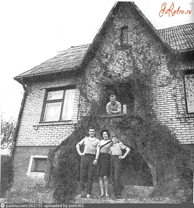 Каунас - Каунас. Семья Шоцикасов около своего дома.