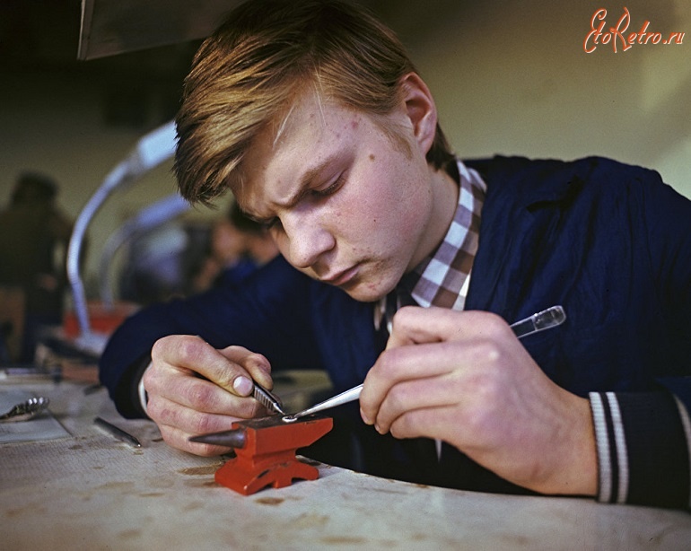 Каунас - Студент профессионально-технического училища Каунаса, готовящего ювелиров, на занятиях,1984 год.