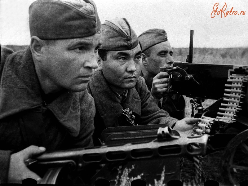 Солдаты и офицеры Советской армии - Интернациональный советский пулемётный расчёт, отличившийся в боях под Сталинградом.