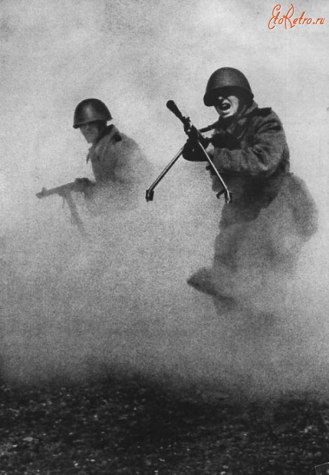 Солдаты и офицеры Советской армии - Фото Марка Маркова-Гринберга, сделанное в 1943 году и ставшее символом мужества и героизма советских солдат.