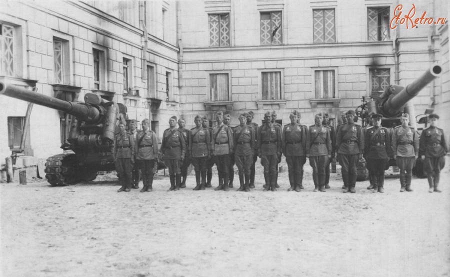 Солдаты и офицеры Советской армии - Личный состав батареи 73-го корпусного артиллерийского полка после награждения у 152-мм пушек образца 1935г.Бр-2