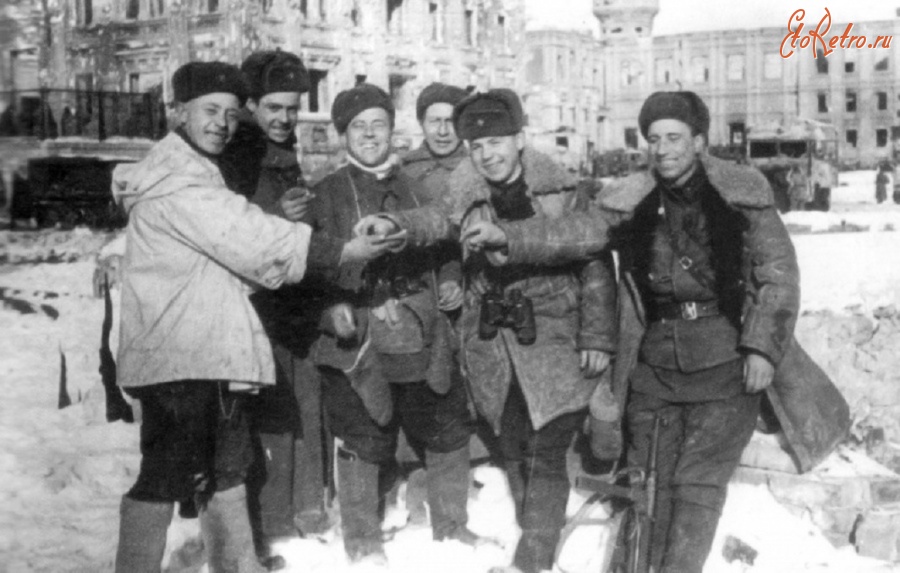 Солдаты и офицеры Советской армии - Бойцы 138-й мотострелковой бригады, принимавшие участие в освобождении Сталинградского вокзала