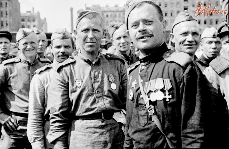 Солдаты и офицеры Советской армии - Демобилизованные воины, прибывшие в Ленинград с одним из первых эшелонов.