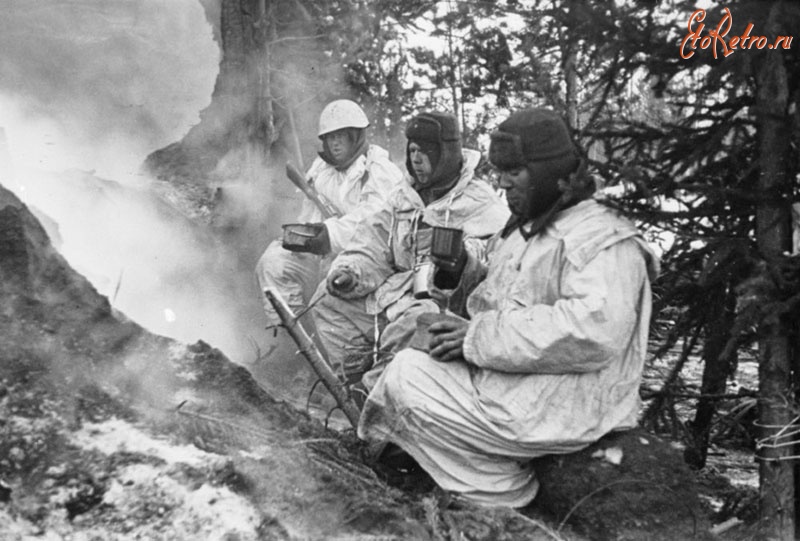 Солдаты и офицеры Советской армии - Бойцы Н-ской части во время приема пищи в перерыве между боями