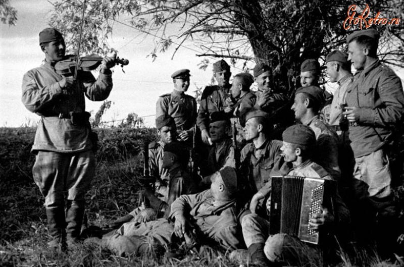 Солдаты и офицеры Советской армии - Бойцы-гвардейцы слушают исполнение на скрипке гвардии красноармейца сержанта В. Аксайского