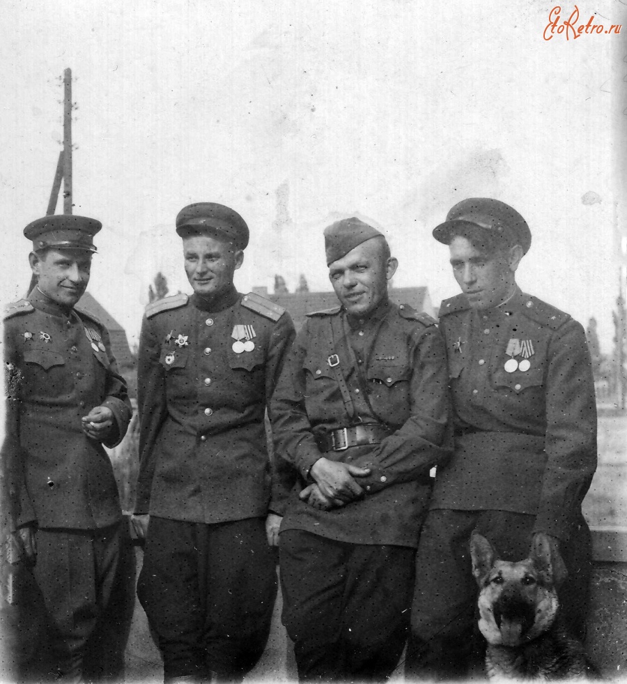 Солдаты и офицеры Советской армии - Германия. Разведчики-гвардейцы. 1945 год