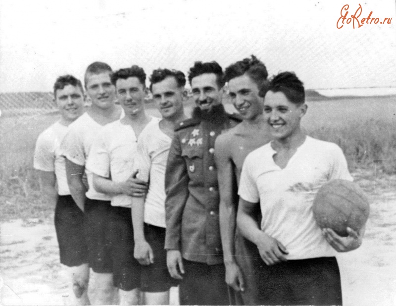 Солдаты и офицеры Советской армии - Волейбольная команда 88-го отдельного тяжелого танкового полка