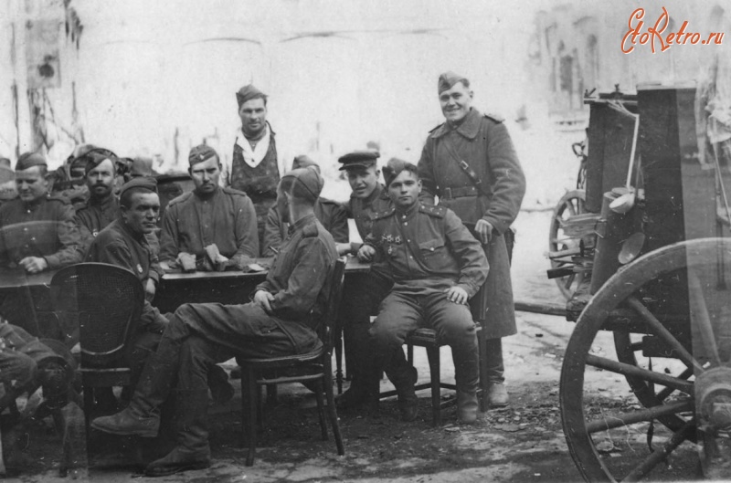 Солдаты и офицеры Советской армии - ртиллеристы 27-й гвардейской стрелковой дивизии за обедом в Берлине после Победы.