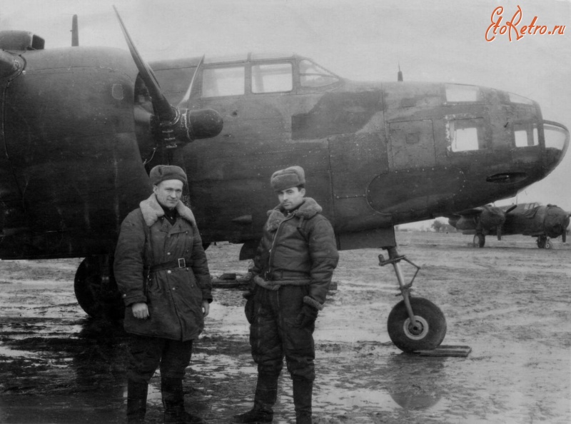 Солдаты и офицеры Советской армии - Советские офицеры у бомбардировщика американского производства А-20 «Бостон» 244-го дальнебомбардировочного авиационного Алленштайнского полка.