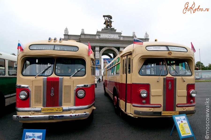 Автобусы - ЗИС-154 (справа) и ЗИС-155 (слева), выставка Мосгортранса.