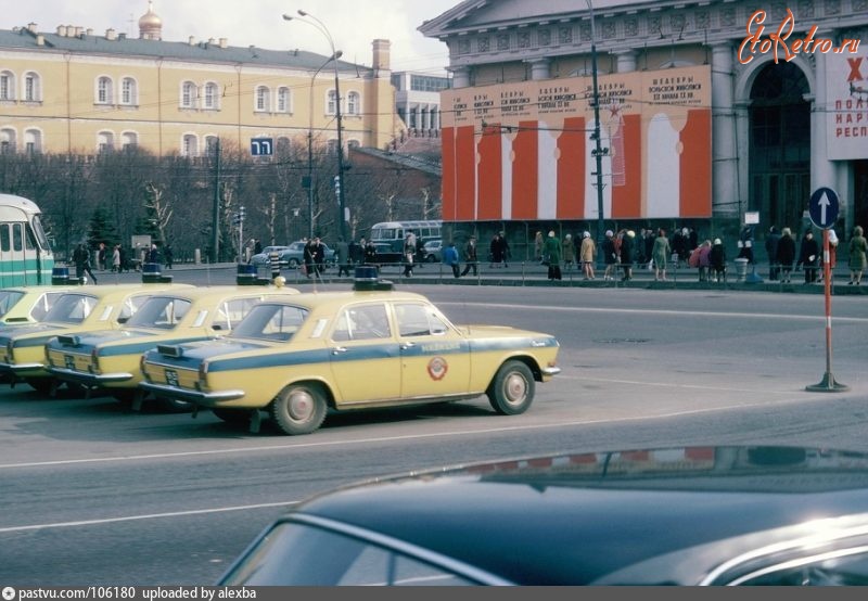 Милиция СССР - Милицейские «Волги» на площади 50-летия Октября. Москва
