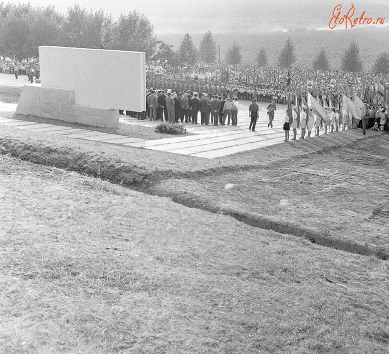 Молдавия - Торжественный митинг у села Леушены Котовского района, посвященный открытию памятника советским воинам, погибшим во время Одесско-Кишиневской операции 1944 года