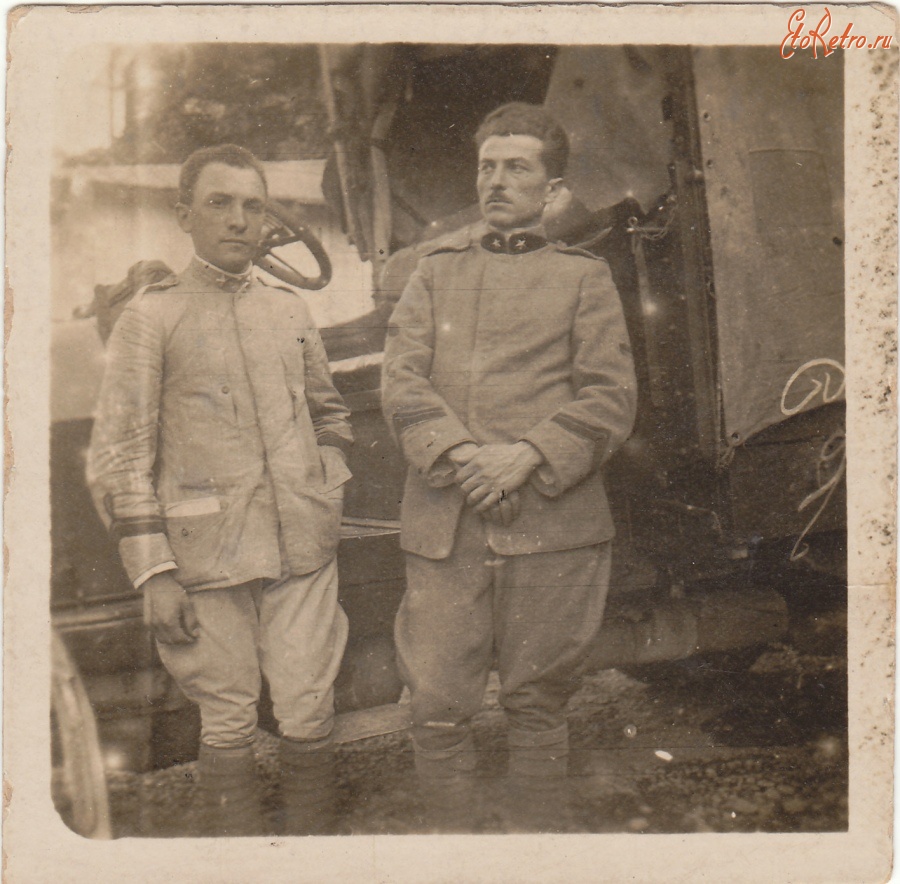 Италия - Капрал Джино Бальди и неизвестный возле армейского автомобиля, 1914-1918