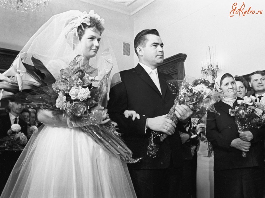 Ретро знаменитости - Торжественная церемония бракосочетания летчиков-космонавтов Валентины Терешковой и Андрияна Николаева.