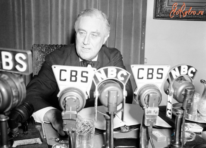 Ретро знаменитости - Президент США Франклин Д. Рузвельт обращается к нации по радио из Белого дома в Вашингтоне.