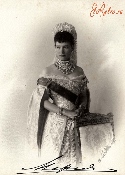 Ретро знаменитости - Императрица Мария Фёдоровна в русском платье с диадемой и колье из 51 бриллианта.