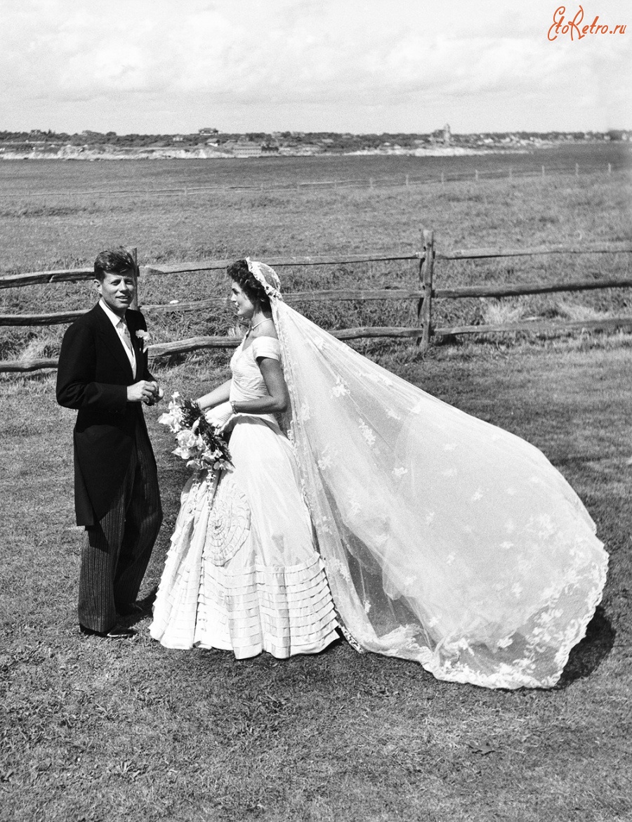 Ретро знаменитости - Джон Фицджеральд Кеннеди и Жаклин Кеннеди в день свадьбы 12 сентября 1953 года.