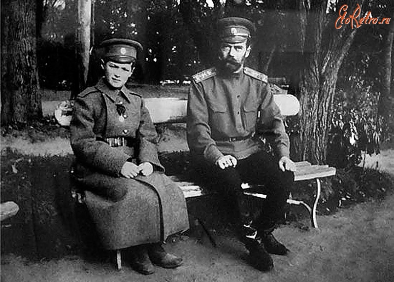 Ретро знаменитости - Император Николай II и цесаревич Алексей в Ставке Верховного главнокомандования Российской Армии в Могилеве. Фото 1915 года.