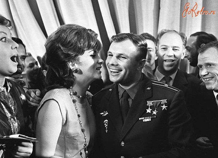 Ретро знаменитости - Юрий Гагарин и итальянская актриса Джина Лоллобриджида во время II ММКФ, Москва, 1961 год.
