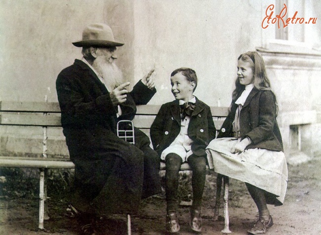 Ретро знаменитости - Лев Толстой рассказывает историю своим внукам, 1909