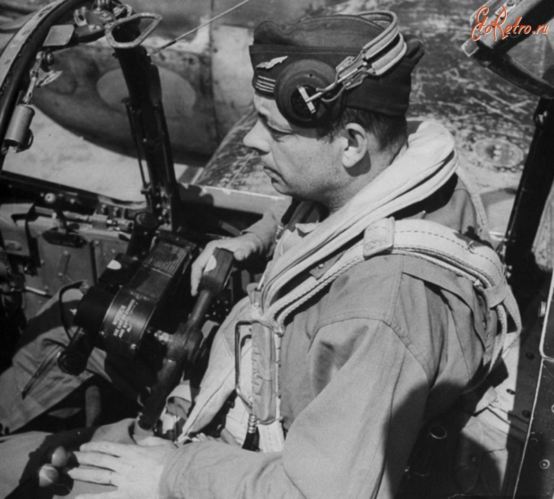 Ретро знаменитости - Антуан Сент-Экзюпери в кабине своего разведывательного самолета P-38 «Lightning» «№ 223»