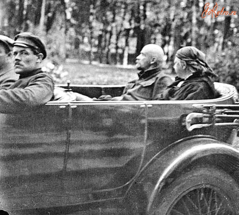 Ретро знаменитости - Ленин и Крупская в автомобиле Rolls-Royce