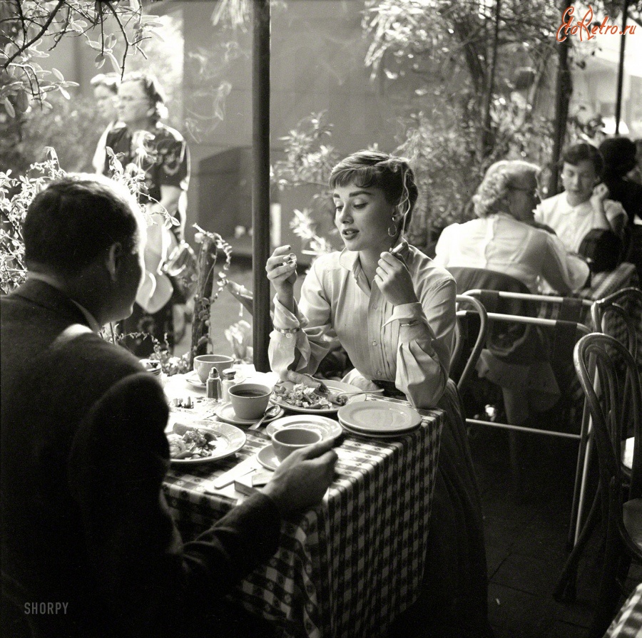 Ретро знаменитости - Актриса Одри Хепберн в ресторане,Мексика