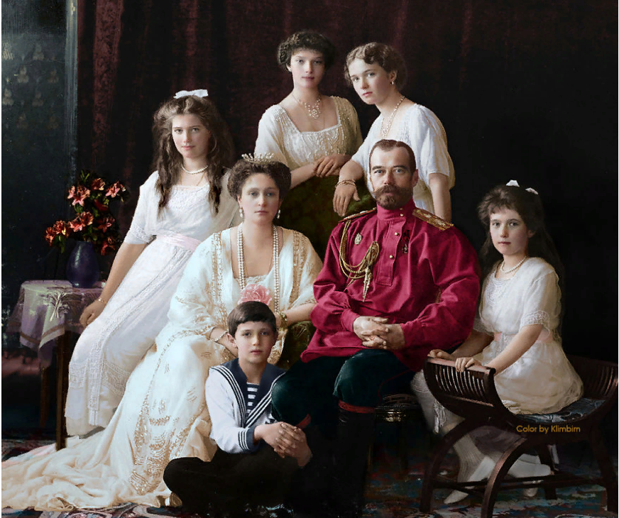 Ретро знаменитости - Фотографии ретро знаменитостей после обработки колористом. Семья Николая  Романова в 1915 году.