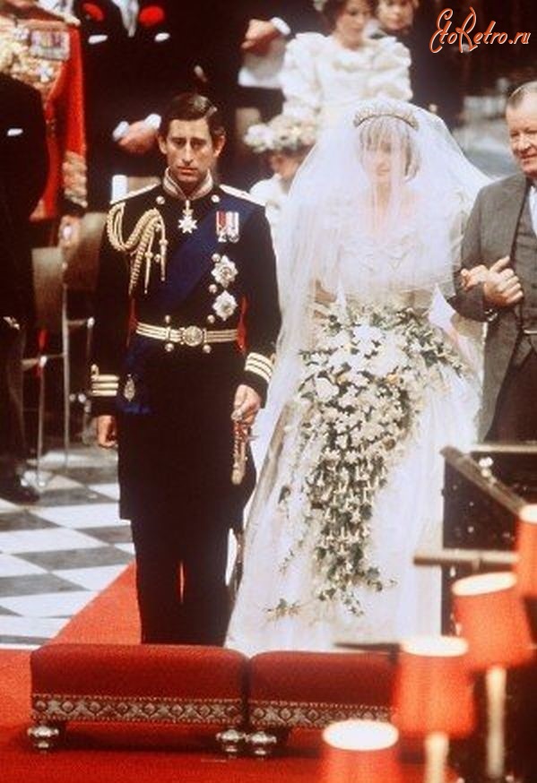 Ретро знаменитости - Принц Чарльз и Диана Спенсер, сопровождаемая  отцом, во время церемонии венчания в соборе св. Павла в Лондоне. 29 июля 1981 года.
