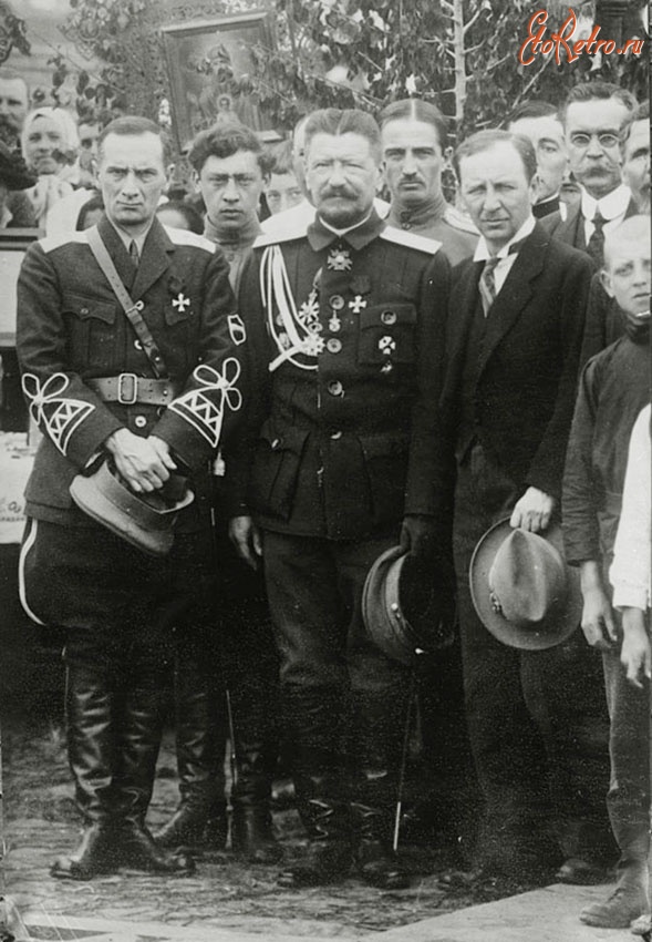 Ретро знаменитости - Колчак (первый слева)  в должности начальника охранной стражи КВЖД