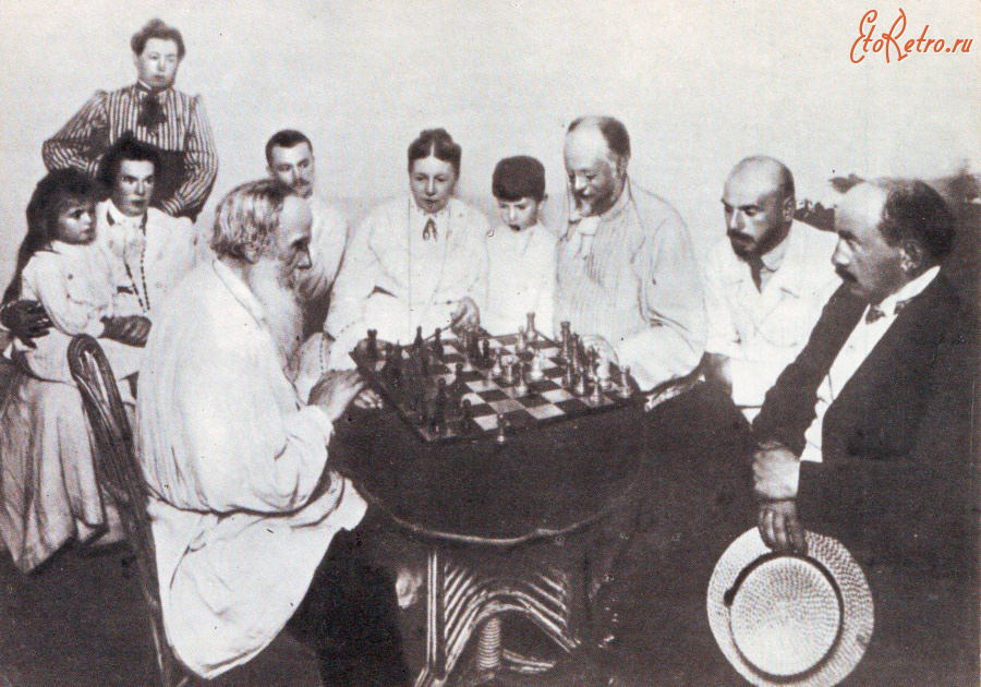 Ретро знаменитости - Л.Н.Толстрй играет в шахматы.