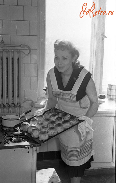 Ретро знаменитости - Лидия Смирнова на кухне
