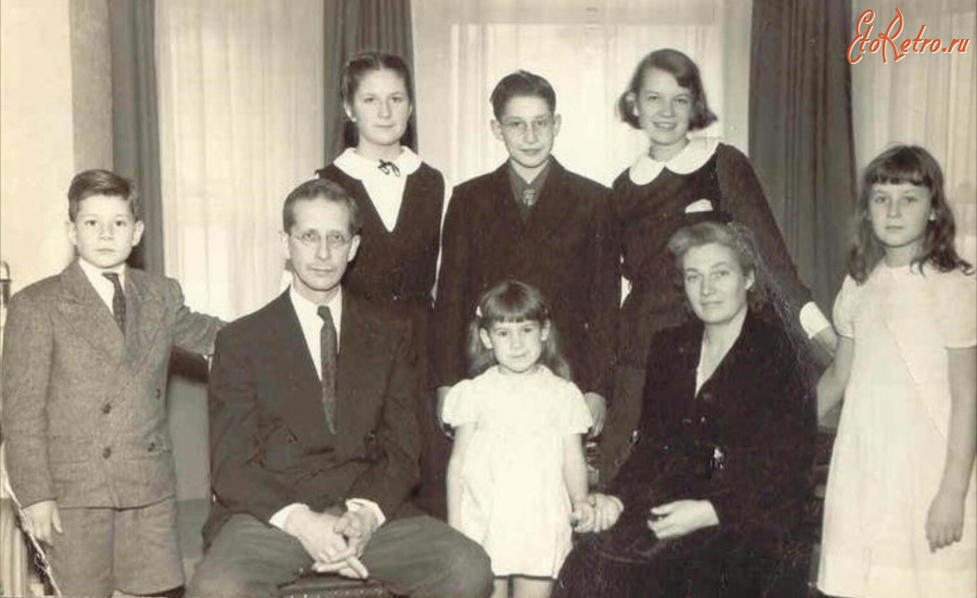 Ретро знаменитости - Писательница и художница Хильда ван Стокум с семьёй