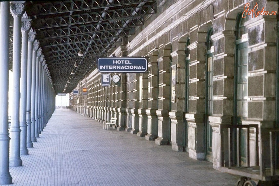 Испания - Image des quais de la gare de Canfranc, lors de sa fermeture, en d?cembre 1985. Испания
