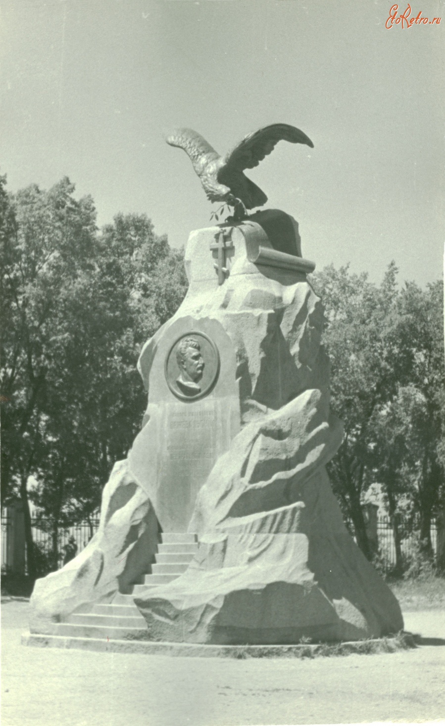 Киргизия - Посёлок Пристань Пржевальск. Памятник у могилы Н.М. Пржевальского, 1968