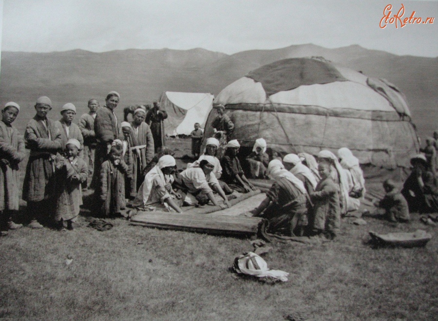 Киргизия - Алайские киргизы. Изготовление войлочной кошмы, 1906