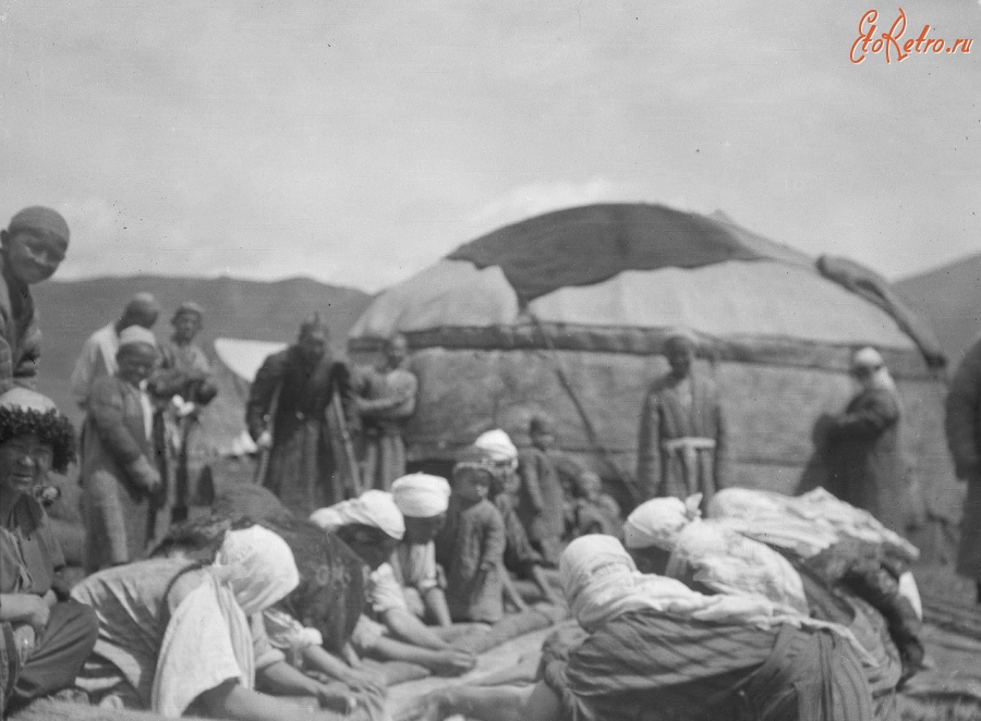 Киргизия - Алайские киргизы. Валяние войлока для юрты, 1906