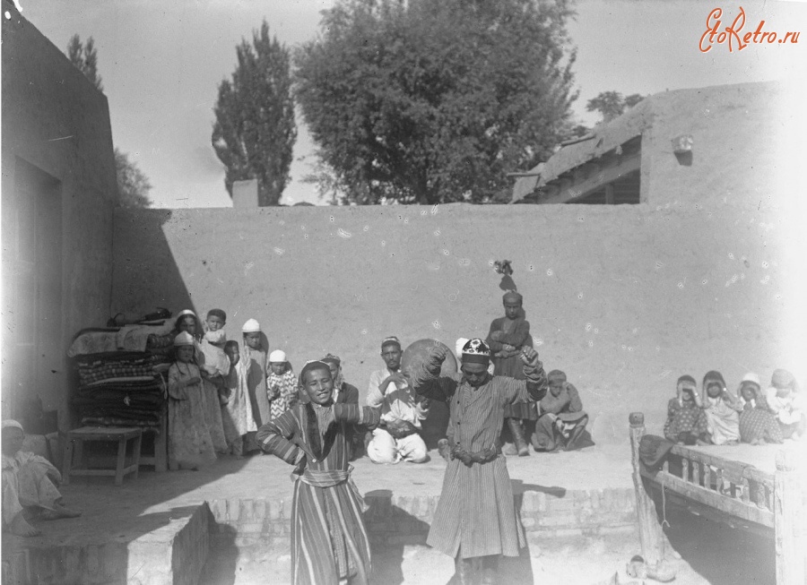 Киргизия - Ош. Танцы на празднике в честь дочери местного богача,  1906