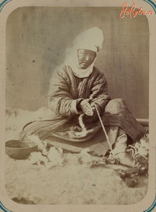 Киргизия - Типы киргизов. Киргизская женщина за прядением, 1900-1909