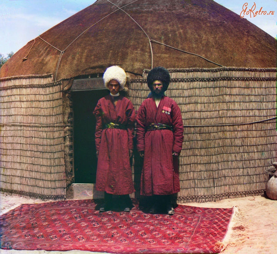 Туркменистан - Байрам-Али. Текинец со старшим сыном у юрты, 1911