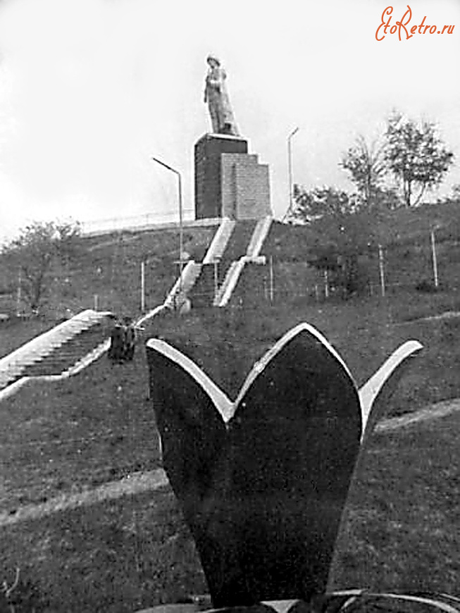 Туркменистан - Кушка. Монумент Советскому солдату (вид от солдатского кафе).