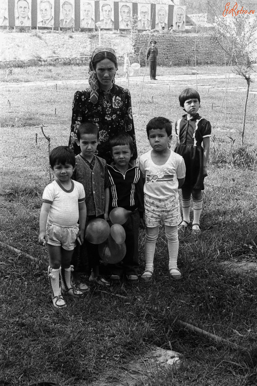 Туркменистан - Кушка. Туркменка с детьми.