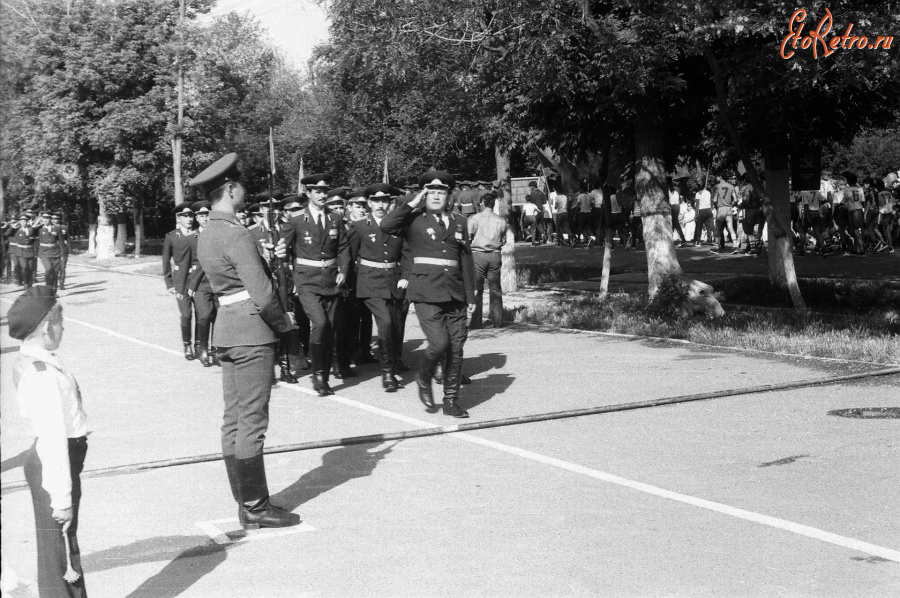 Туркменистан - Кушка. Офицеры гарнизона на Первомайской демонстрации.