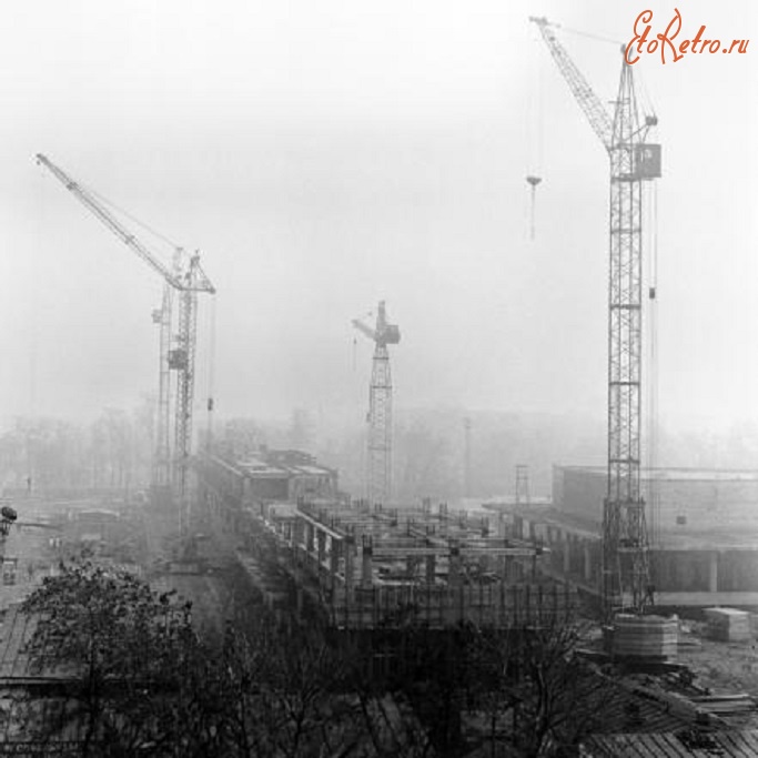 Ташкент - Подъёмные краны работают на восстановлении Ташкента после землетрясения 1967 года.