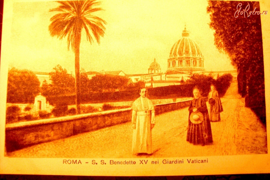 Рим - Его святейшество папа Бенедикт XV в саду Ватикана