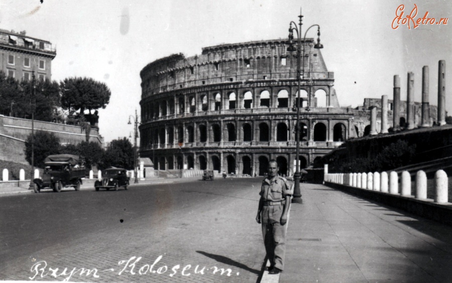 Рим - Polish II Corps soldier in Rome in front of Colosseum.