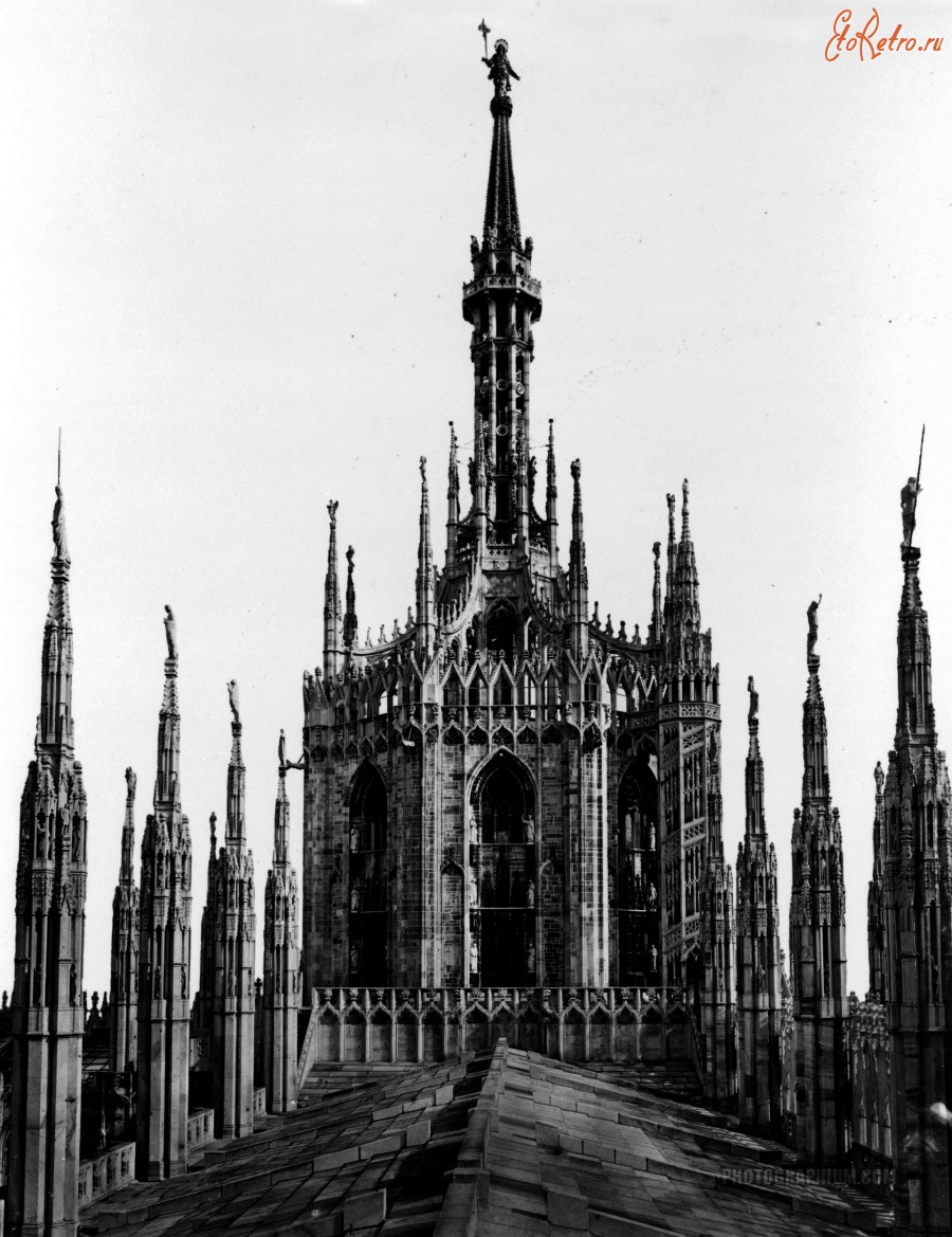 Милан - Octogon tower to spire, Duomo di Milano. Италия , Ломбардия , Милан