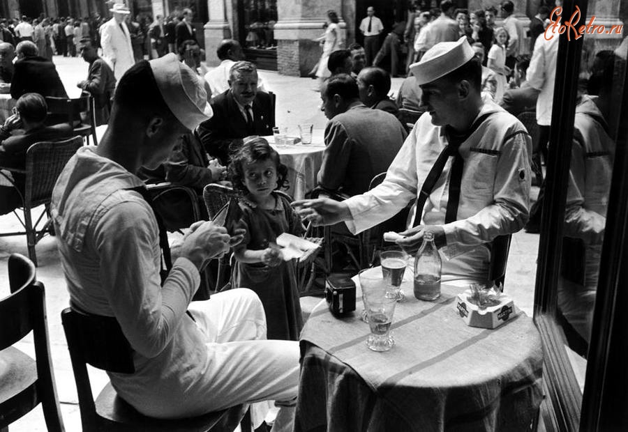 Неаполь - Италия, Неаполь, 1948 год - Маленькая девочка, предлагающая американским морякам в кафе сигареты с 